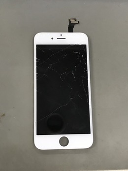 ガラスが割れているiPhoneは割れが水没の原因になる可能性があります！
