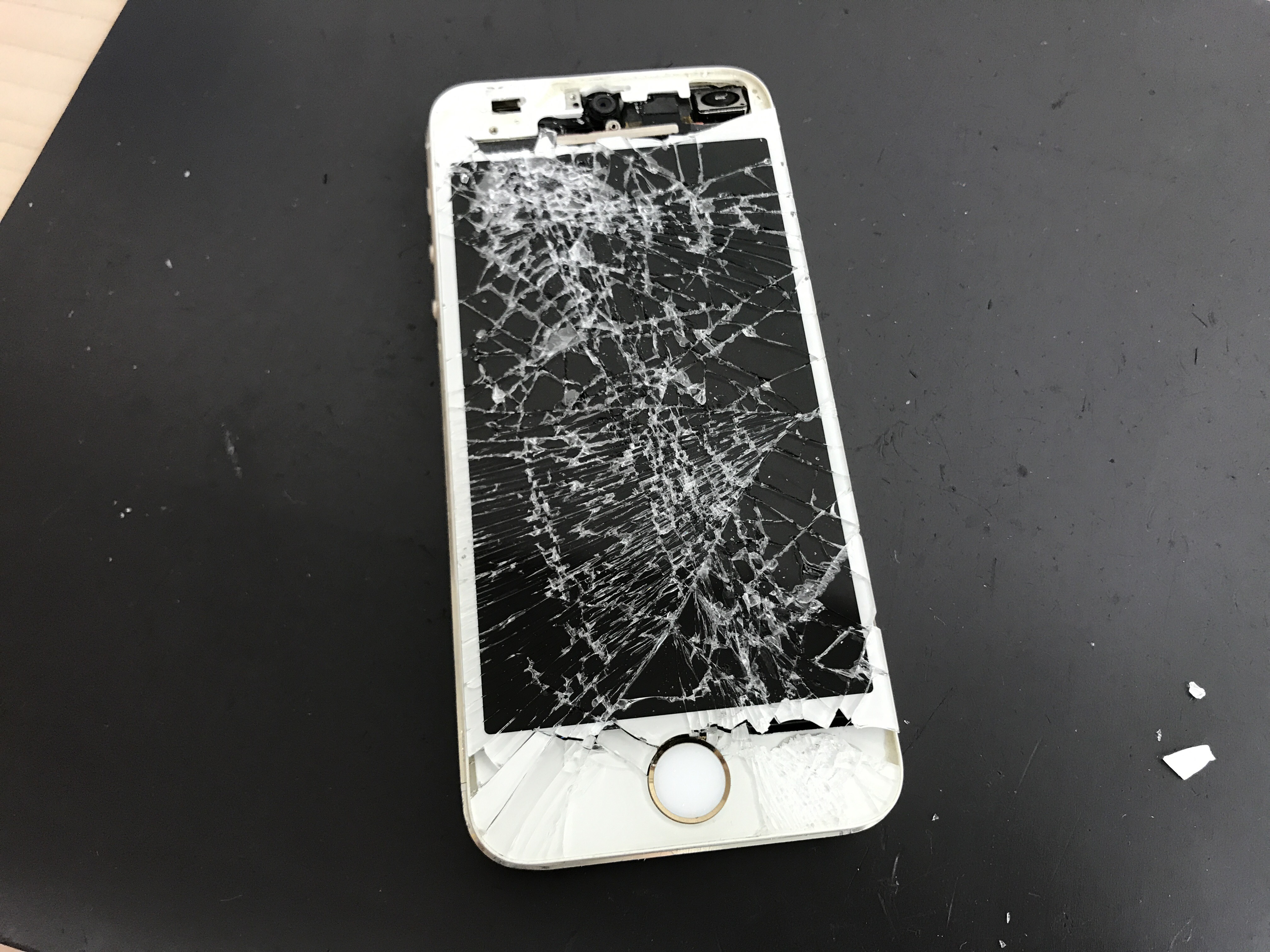 Docomoのiphoneとandroidと比べ画面は割れやすいのか Iphone修理なら 全国109店舗の安心 激安 即日のクイックへ