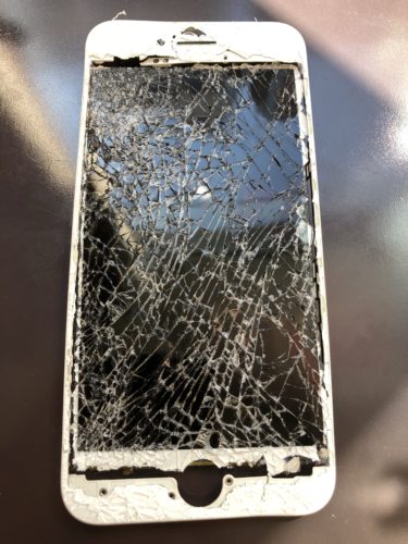 破損したiPhone8のフロントパネル
