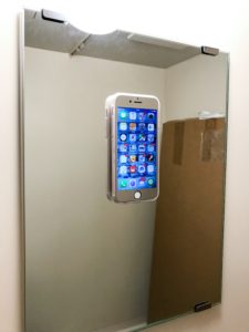 鏡にくっつくiPhoneケース