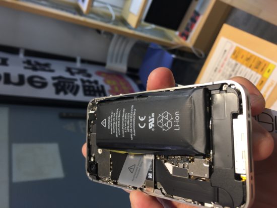 【iPhone】バッテリーの膨張は危険