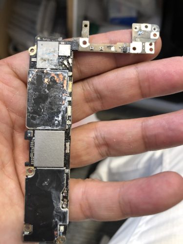 Iphone 内部は汚れがたくさん Iphone修理 買取クイック渋谷のブログ