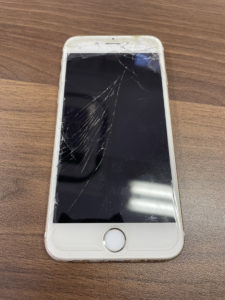 iPhone6sの割れている画面