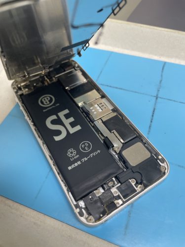 iPhoneSEバッテリー交換風景