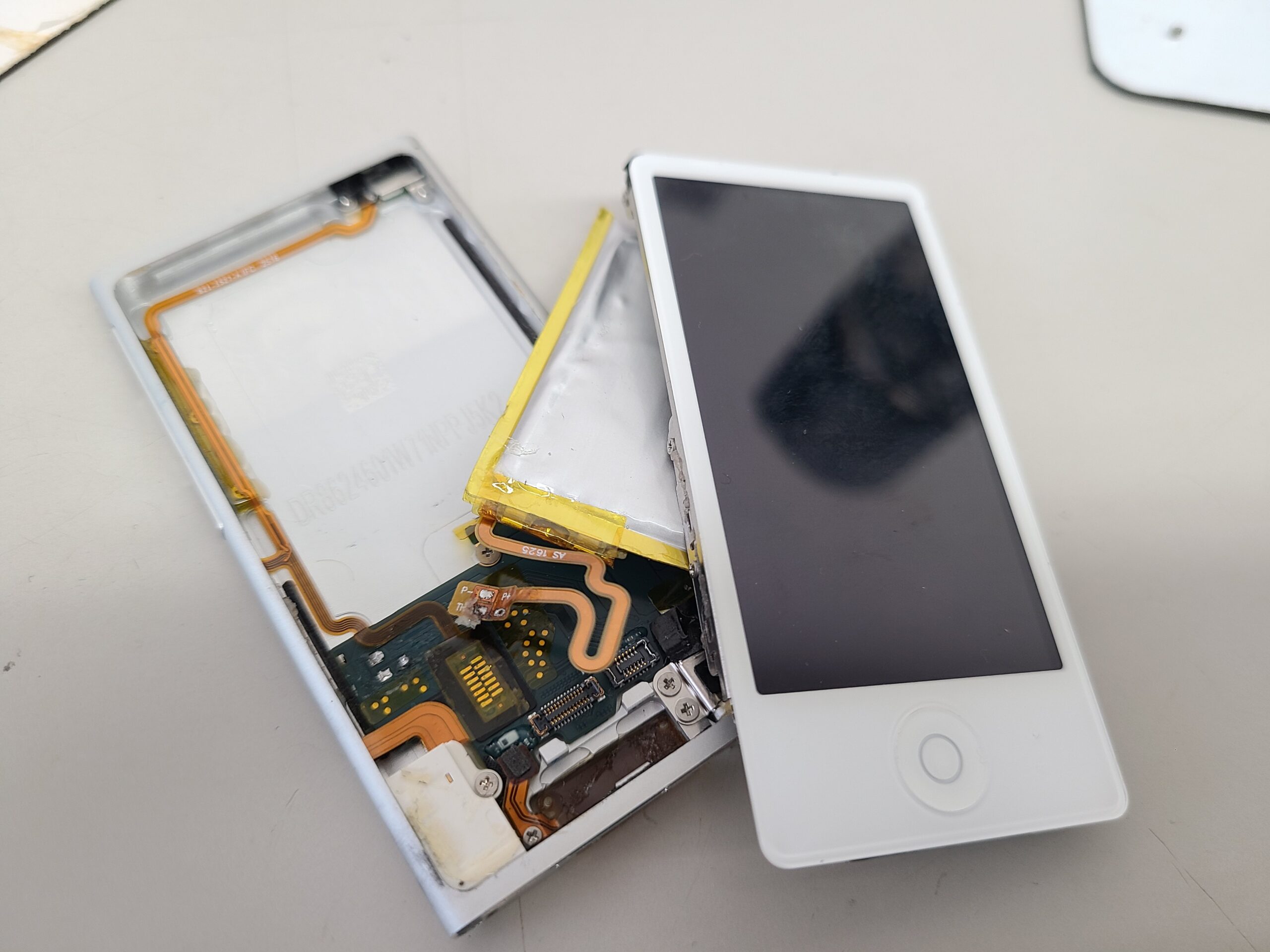 iPod nano7】バッテリー交換実績(新宿南口店) - iPhone修理のクイック
